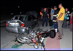 Manavgat ta motosikletle otomobil çarpıştı: 3 yaralı